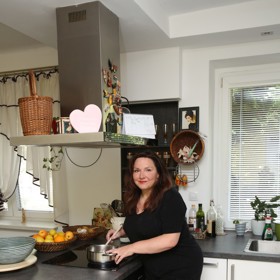 Zpěvačka Šárka Rezková se pochlubila svým pražským bytem.