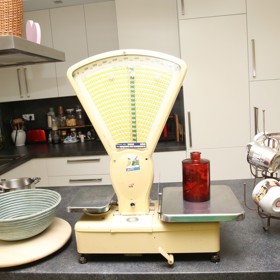 Kuchyni zpěvačky Šárky Rezkové vévodí také historické váhy.