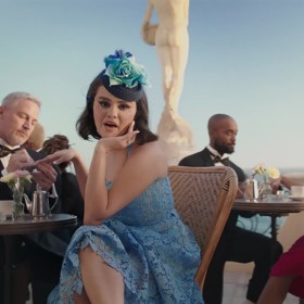 Máslové nehty si oblíbila i Selena Gomez, které se o trendy barvy stará manikér Tom Bachik (na snímku v jejím videoklipu).