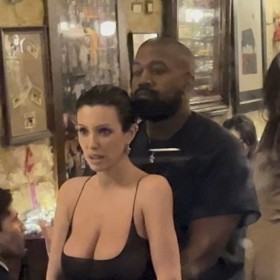 Bianca ve zcela průsvitných šatech.