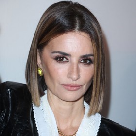 ...a hlavně herečka Penélope Cruz, která svou obvyklou dlouhou tmavou hřívu nechala zesvětlit a hlavně zastřihnout do lobu, tedy dlouhého bobu. Neuvěřitelně jí to sekne.