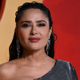 Nestárnoucí Salma Hayek musela vynalézt elixír mládí, nebo obelstít čas. Už 20 let vypadá téměř stejně.