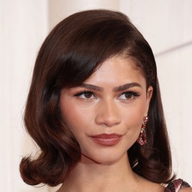 Nádech starého Hollywoodu předvedla na Oscarech i herečka a zpěvačka Zendaya, konečky mikáda si ale vyfoukala nikoli dovnitř jako Sydney, ale ven.