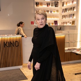 Na zahájení slovenského Febiofestu oblékla Simona Peková černý overal s pelerínou.