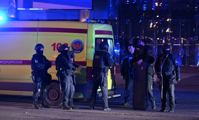 FOTO: Na místě jsou zásahové jednotky policie. – stránka 19