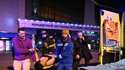 FOTO: Teroristé na předměstí Moskvy zavraždili přes sedmdesát lidí. K útoku se přihlásili teroristé z Islámského státu. Téměř dvěstě lidí je zraněných, z toho desítky vážně.