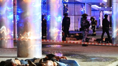 FOTO: Teroristé na předměstí Moskvy zavraždili přes sedmdesát lidí. K útoku se přihlásili teroristé z Islámského státu.