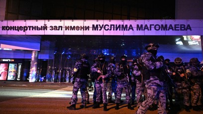 FOTO: Teroristé na předměstí Moskvy zavraždili přes sedmdesát lidí. K útoku se přihlásili teroristé z Islámského státu.