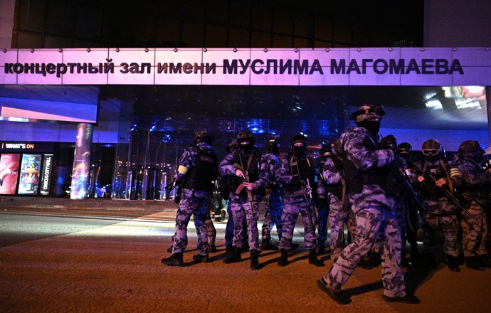 FOTO: Teroristé na předměstí Moskvy zavraždili přes sedmdesát lidí. K útoku se přihlásili teroristé z Islámského státu. – stránka 17