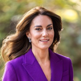 Ačkoliv v půlce ledna palác oznámil, že Kate podstoupila blíže nespecifikovanou plánovanou operaci břicha a bude se minimálně dva měsíce léčit, lidé začali spekulovat, co za její absencí na společenských akcích ve skutečnosti stojí. Nejspíš i proto byla princezna přinucena zveřejnit svou diagnózu dříve, než sama chtěla.