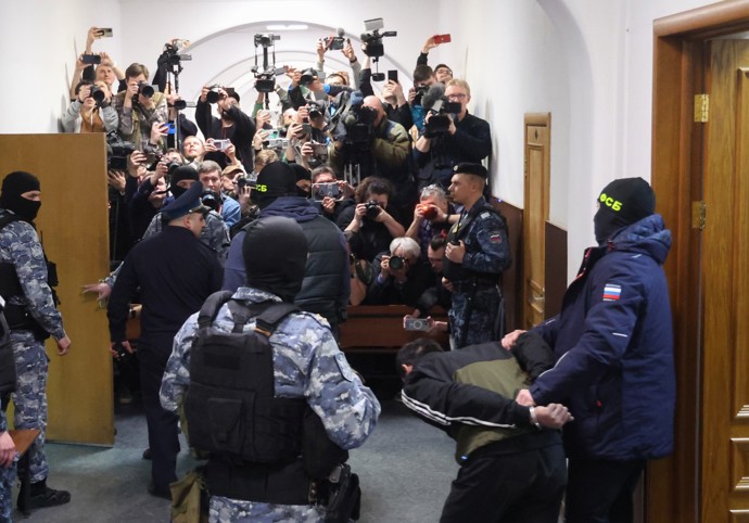 FOTO: Podezřelé čeká soud. – stránka 7