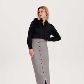 Zastrčená košile v sukni s vysokým pasem prodlouží nohy. Košile, Zara, 459 Kč