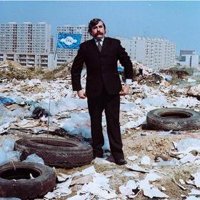 Ve filmu si zahrál i Karel Augusta. Ten měl pít se Satinským první ligu.