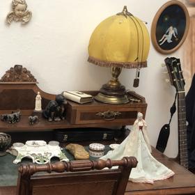 Dominantou obývacího pokoje Petry Černocké je starožitný pracovní stůl.