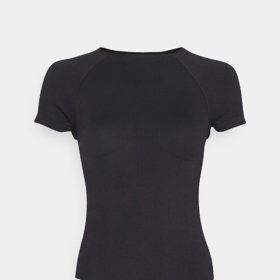 Základní a nepostradatelné, body vzhledu přiléhavého trička s krátkým rukávem využijete po celý rok. (Sloggi, 1 169 Kč)