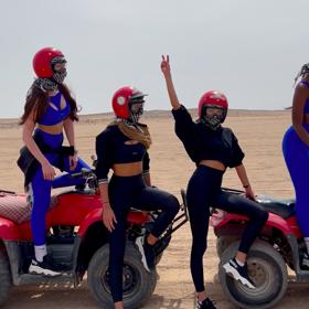 Na čtyřkolkách jim to náramně slušelo. 