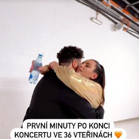 Společné vystoupení završili objetím a polibkem před desítkami tisíc fanoušků.