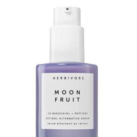 Pleťové sérum Herbivore Moon Fruit pomáhá vyhladit drobné vrásky, zpevňuje kontury obličeje e sjednocuje barevný tón pleti. (Moon Fruit 1% Bakuchiol + Peptides Retinol, Herbivore, prodává notino.cz, 2 296 Kč)