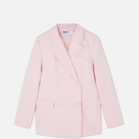 Její jarní móda zahrnuje kompletní trendy kostýmy. Třeba tento růžový, sako pořídíte za 935 Kč. (Rita Ora for Primark)