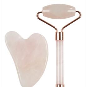 Skvělí pomocníci v péči o pleť obličeje a dekoltu, masážní váleček a guasha z růženínu. Jysk, 300 Kč