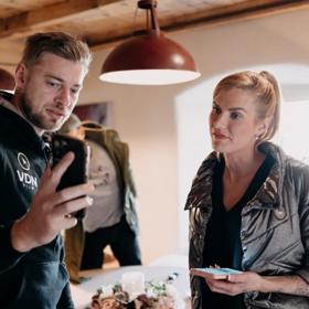 Gabriela Soukalová s režisérem Petrem Větrovským.