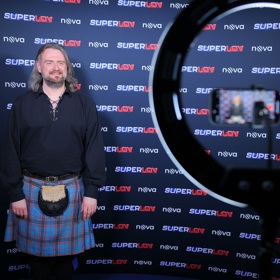 Svérázný muž věří, že pod kiltem má být frišno.