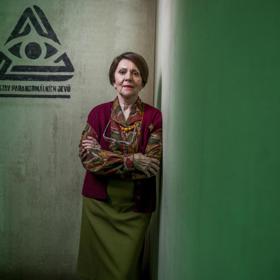 Lenka Termerová nosí v seriálu To se vysvětlí, soudruzi! módu 80. let.