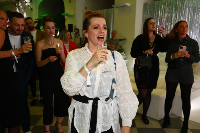 FOTO: Energetická zpěvačka Marta Jandová bavila hosty. – stránka 62