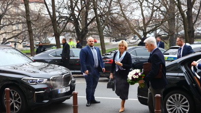 FOTO: Prezident Petr Pavel a první dáma Eva Pavlová přijeli na Krajský úřad v Praze.