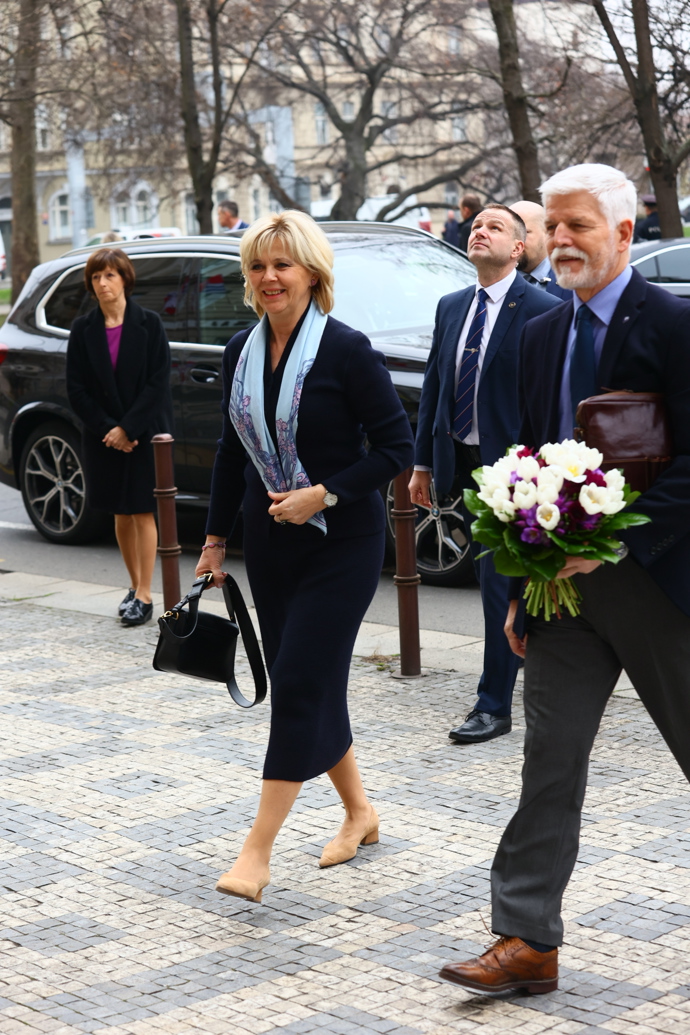 FOTO: Prezident Petr Pavel a první dáma Eva Pavlová přijeli na Krajský úřad v Praze. – stránka 1225