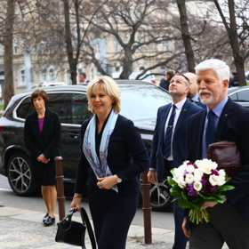 Eva Pavlová oblékla teplé tmavě modré šaty, které ozvláštnila světle modrým šátkem. Nechybí lodičky v nude odstínu, které jí velmi nenápadně prodlužují postavu.
