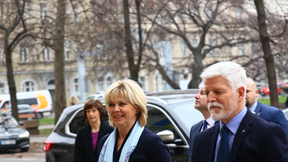 FOTO: Prezident Petr Pavel a první dáma Eva Pavlová přijeli na Krajský úřad v Praze.
