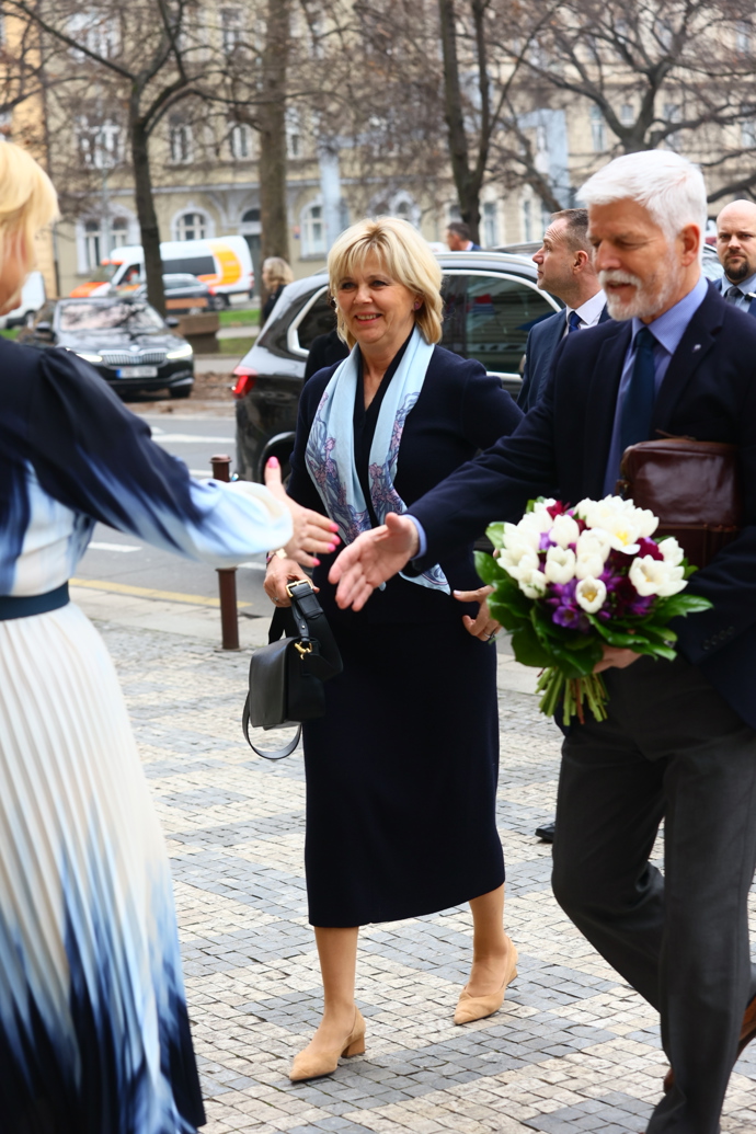 FOTO: Prezident Petr Pavel a první dáma Eva Pavlová přijeli na Krajský úřad v Praze. – stránka 1223