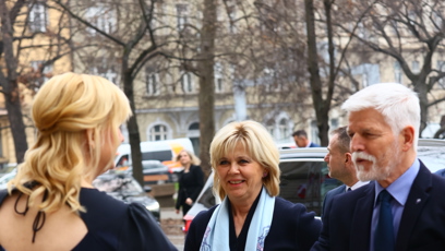 FOTO: Prezident Petr Pavel a první dáma Eva Pavlová přijeli na Krajský úřad v Praze.