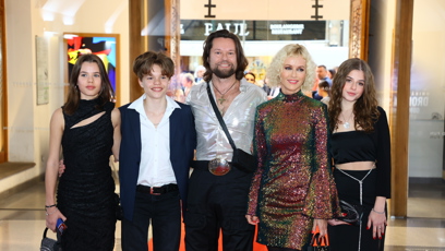 FOTO: Richard zvolil se svou partnerkou velmi výstřední oblečení.