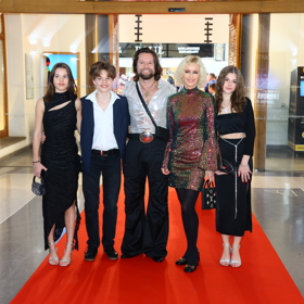 Nevlastní sourozenci spolu vyrůstají od malička. Táhnou za jeden provaz. 