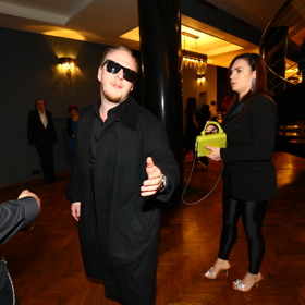 Krásná brunetka je Štěpánova manažerka Dominika. 