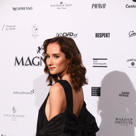 Eliška Křenková letos na Českého lva vynesla černou róbu od návrhářky Zuzany Kubíčkové.