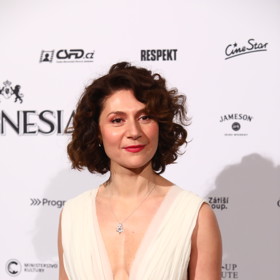 Herečka Martha Issová vynesla na letošní předávání cen Český lev sněhobílou róbu od návrhářky Radka Sirkové.