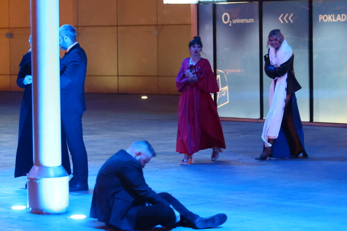 FOTO: Tamara Klusová nemůže uvěřit tomu, co vidí. – stránka 55