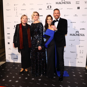 Nejvíce pozornosti poutá modrý akcent Eviných šatů. Přesně, jak moderátorka i návrhář předpokládali.