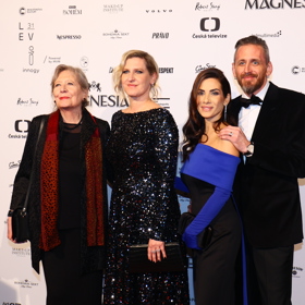 Eva Decastelo dorazila na Českého lva nejen v doprovodu přítele, ale také Tomášovy sestry Hanky a maminky, režisérky Heleny.