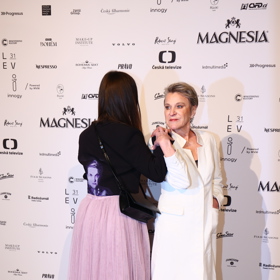 Herečka Simona Peková má jedinou dceru Sáru, která je výtvarnice. Portrét své mámy si nechala vytisknout na šaty.