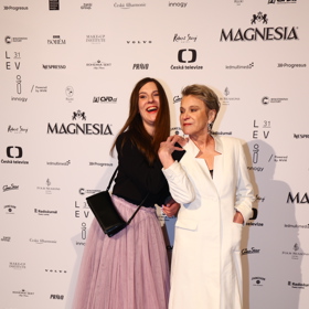 Herečka Simona Peková pózuje se svou dcerou Sárou na předávání cen Český lev.