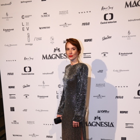 Táňa Pauhofová pro tentokrát oblékla stříbrnou flitrovanou róbu bez výstřihu a bez rozparku.