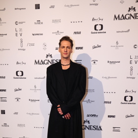 Jan Nedbal na předávání cen Český lev oblékl pánský oblek od návrháře Michaela Kováčika. 