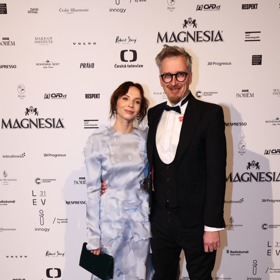 Jana Plodková dorazila na červený koberec do Rudolfina tradičně v doprovodu optika  Filipa Žilky a netradičně jako brunetka.