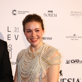 Herečka Agáta Kryštůfková oblékla perlový top na letošním předávání cen Český lev.