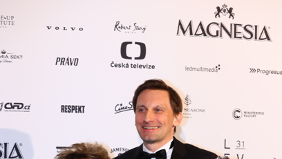 FOTO: Nejlepším filmem roku se stali Bratři. Cenu z rukou herečky Jiřiny Bohdalové převzal producent snímku Petr Bílek.