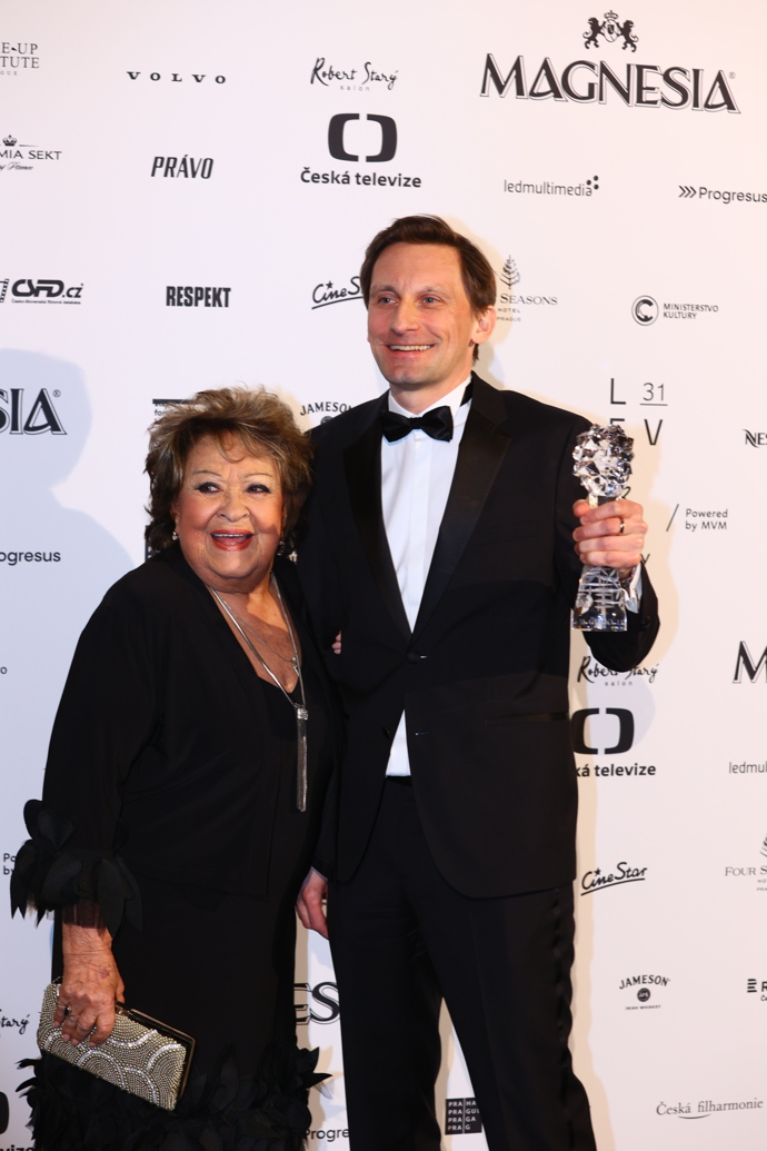 FOTO: Nejlepším filmem roku se stali Bratři. Cenu z rukou herečky Jiřiny Bohdalové převzal producent snímku Petr Bílek. – stránka 332